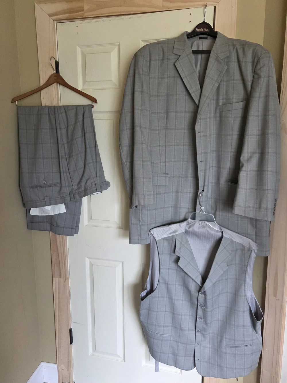 VINTAGE Men's Light Gray Plaid Three-Piece Suit - Tailored Classic 50L